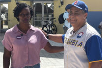 La representante estatal por Jacksonville (Florida) Angie Nixon (i), una de las dos aspirantes demócratas al escaño en el Senado de Estados Unidos que dejó el cubanoestadounidense Marco Rubio, habla con una persona durante un recorrido este sábado en la calle Ocho de la Pequeña Habana en Miami para pedir el voto cubano, tres días antes de las primarias de su partido. EFE/ Pablo Urbón