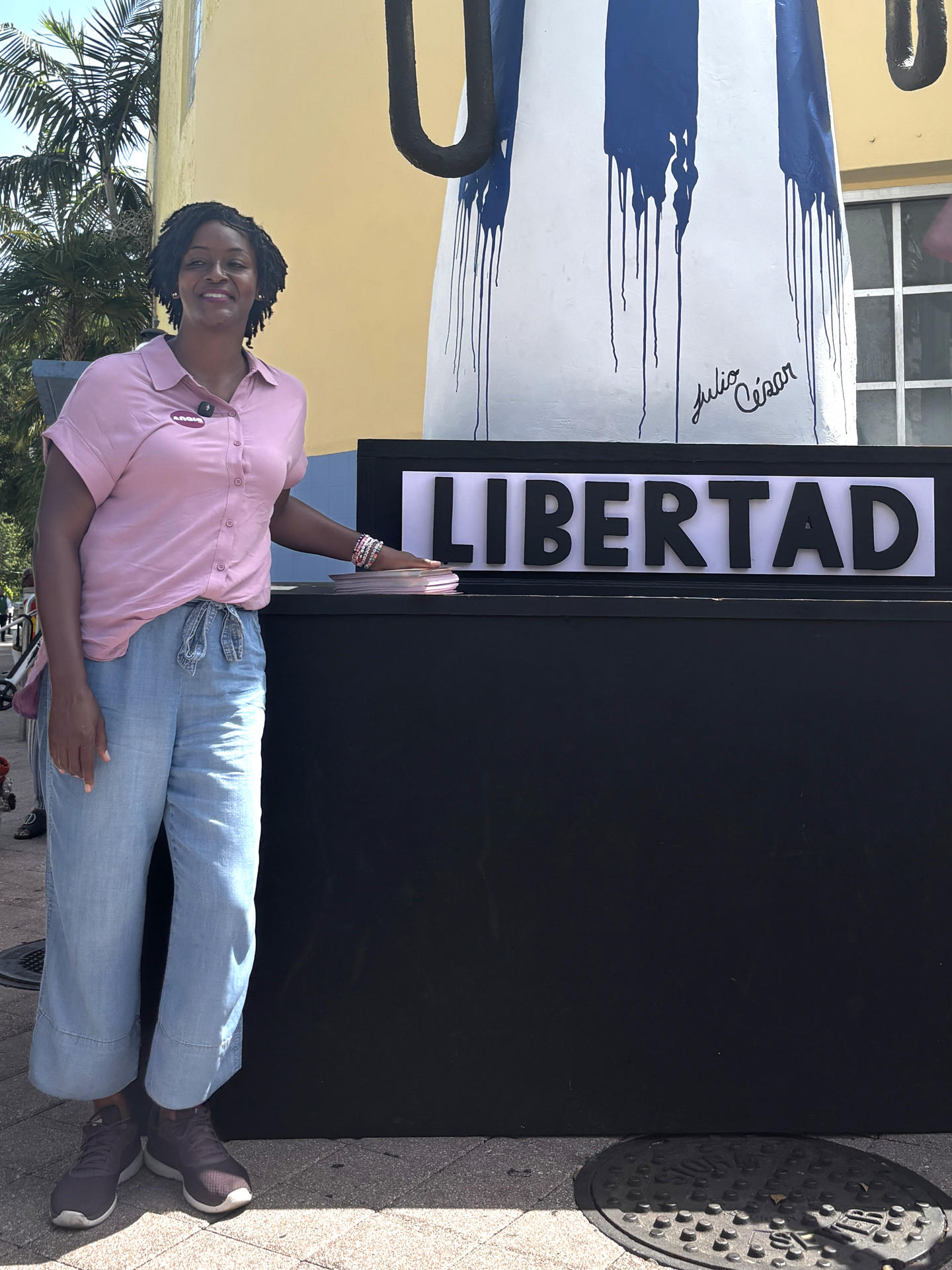 La representante estatal por Jacksonville (Florida) Angie Nixon, una de las dos aspirantes demócratas al escaño en el Senado de Estados Unidos que dejó el cubanoestadounidense Marco Rubio, posa durante un recorrido este sábado en la calle Ocho de la Pequeña Habana en Miami para pedir el voto cubano, tres días antes de las primarias de su partido. EFE/ Pablo Urbón