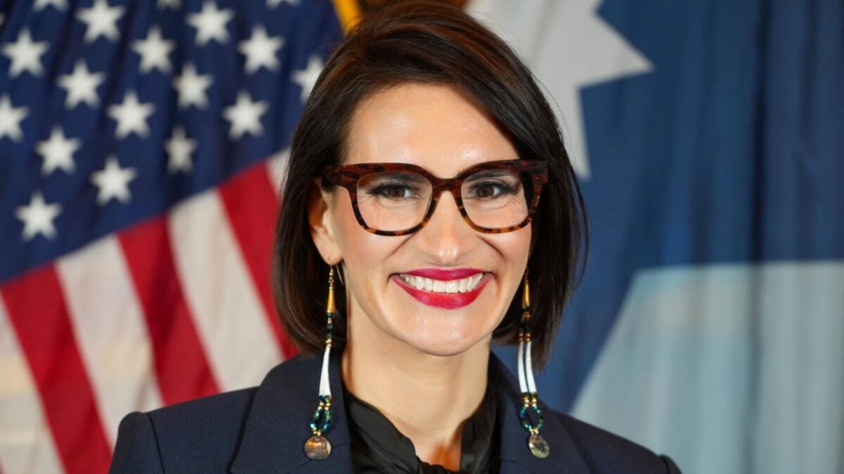 La política indígena Peggy Flanagan.