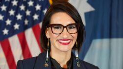 La política indígena Peggy Flanagan.