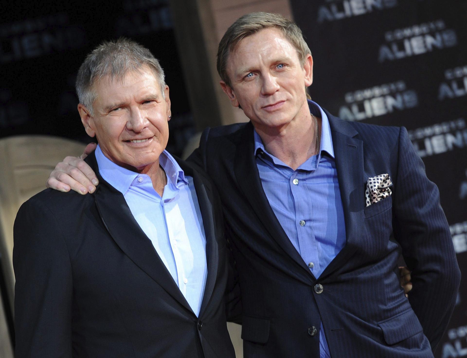 El actor estadounidense Harrison Ford (i) y el británico Daniel Craig (d) posan juntos al llegar al estreno de "Cowboys & Aliens" en Berlín, Alemania, hoy lunes 8 de agosto de 2011. EFE/BRITTA PEDERSEN