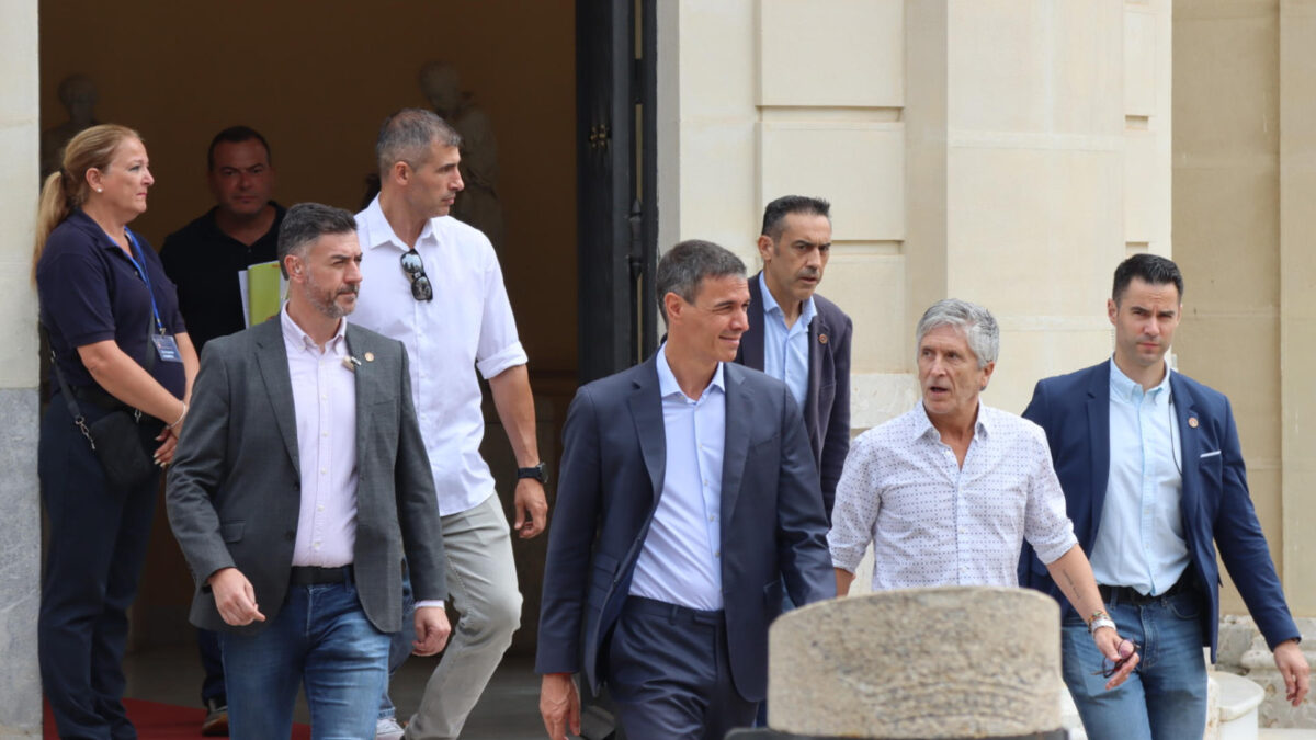 CEUTA (ESPAÑA), 31/07/2026.- El presidente del Gobierno, Pedro Sánchez (4d) y el ministro del Interior, Fernando Grande-Marlaska (2d) tras dirigirse a los medios en la Asamblea de Ceuta este viernes. Pedro Sánchez, viaja este viernes a Ceuta para conocer sobre el terreno la situación que se vive en la ciudad autónoma después de que miles de personas hayan llegado a ella a nado o por el espigón que le separa de Marruecos EFE/ Reduan Dris