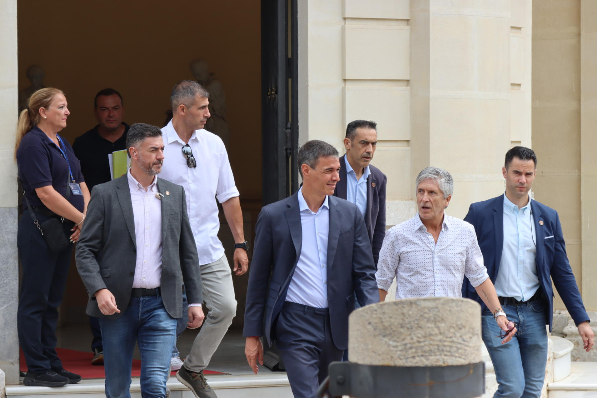 CEUTA (ESPAÑA), 31/07/2026.- El presidente del Gobierno, Pedro Sánchez (4d) y el ministro del Interior, Fernando Grande-Marlaska (2d) tras dirigirse a los medios en la Asamblea de Ceuta este viernes. Pedro Sánchez, viaja este viernes a Ceuta para conocer sobre el terreno la situación que se vive en la ciudad autónoma después de que miles de personas hayan llegado a ella a nado o por el espigón que le separa de Marruecos EFE/ Reduan Dris