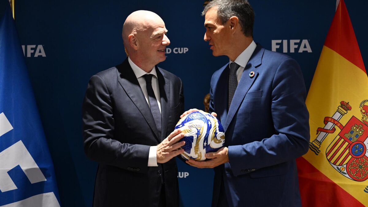 El presidente del Gobierno, Pedro Sánchez, durante un encuentro con el presidente de la FIFA, Gianni Infantino
