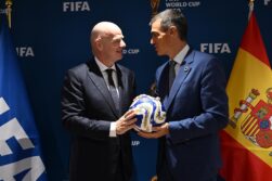 El presidente del Gobierno, Pedro Sánchez, durante un encuentro con el presidente de la FIFA, Gianni Infantino