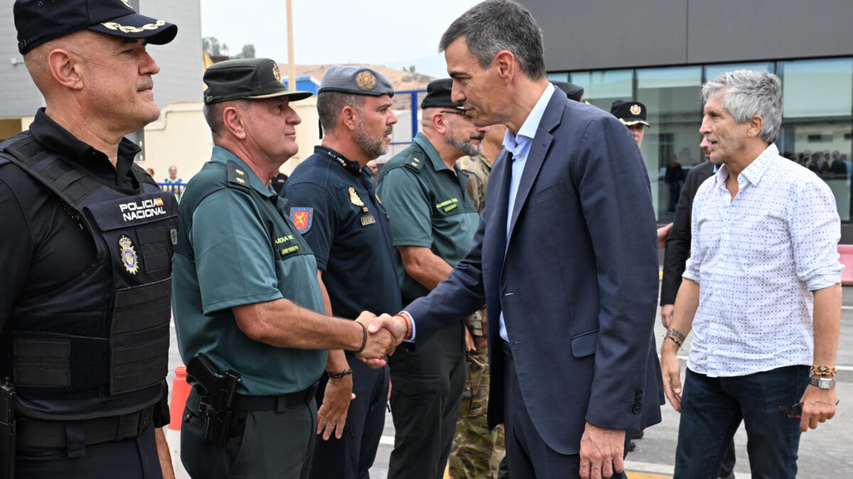 CEUTA, 31/07/2026.- El presidente del Gobierno, Pedro Sánchez (c), ha viajado hoy a Ceuta, acompañado por el ministro del Interior, Fernando Grande-Marlaska (d), y ha presidido, junto al presidente de Ceuta, Juan José Vivas, la reunión de coordinación con el delegado del Gobierno en la Ciudad Autónoma, Miguel Ángel Pérez, y responsables de la Policía Nacional y de la Guardia Civil, y del director del CETI y de Cruz Roja ceutíes, en el Palacio de la Asamblea. EFE/Moncloa/Borja Puig de la Bellacasa -SÓLO USO EDITORIAL/SOLO USO PERMITIDO PARA ILUSTRAR LA NOTICIA QUE APARECE EN EL PIE DE FOTO (CRÉDITO OBLIGATORIO)-
