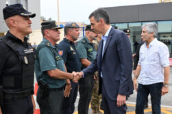 CEUTA, 31/07/2026.- El presidente del Gobierno, Pedro Sánchez (c), ha viajado hoy a Ceuta, acompañado por el ministro del Interior, Fernando Grande-Marlaska (d), y ha presidido, junto al presidente de Ceuta, Juan José Vivas, la reunión de coordinación con el delegado del Gobierno en la Ciudad Autónoma, Miguel Ángel Pérez, y responsables de la Policía Nacional y de la Guardia Civil, y del director del CETI y de Cruz Roja ceutíes, en el Palacio de la Asamblea. EFE/Moncloa/Borja Puig de la Bellacasa -SÓLO USO EDITORIAL/SOLO USO PERMITIDO PARA ILUSTRAR LA NOTICIA QUE APARECE EN EL PIE DE FOTO (CRÉDITO OBLIGATORIO)-