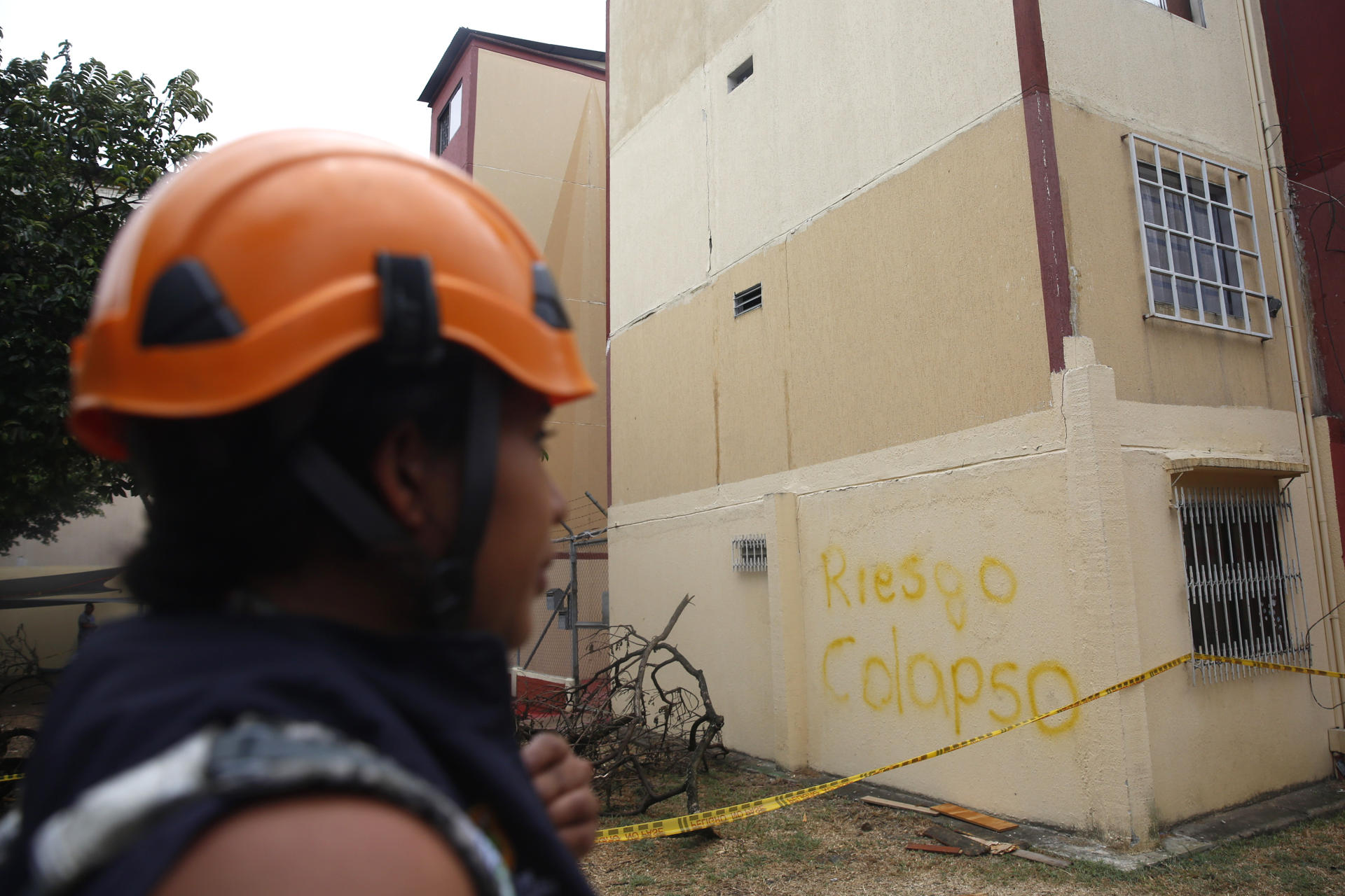 Una integrante de organismos de socorro observa los edificios Chiminangos, los cuales presentan fallas estructurales y riesgo de colapso tras el terremoto de magnitud 7,4 ocurrido hace una semana, este lunes en Cali (Colombia). Colombia ha recibido más de 220 toneladas de ayuda humanitaria internacional tras el terremoto procedentes de naciones como El Salvador, México, España, Chile y Perú, informó la Cancillería. EFE/ Ernesto Guzmán
