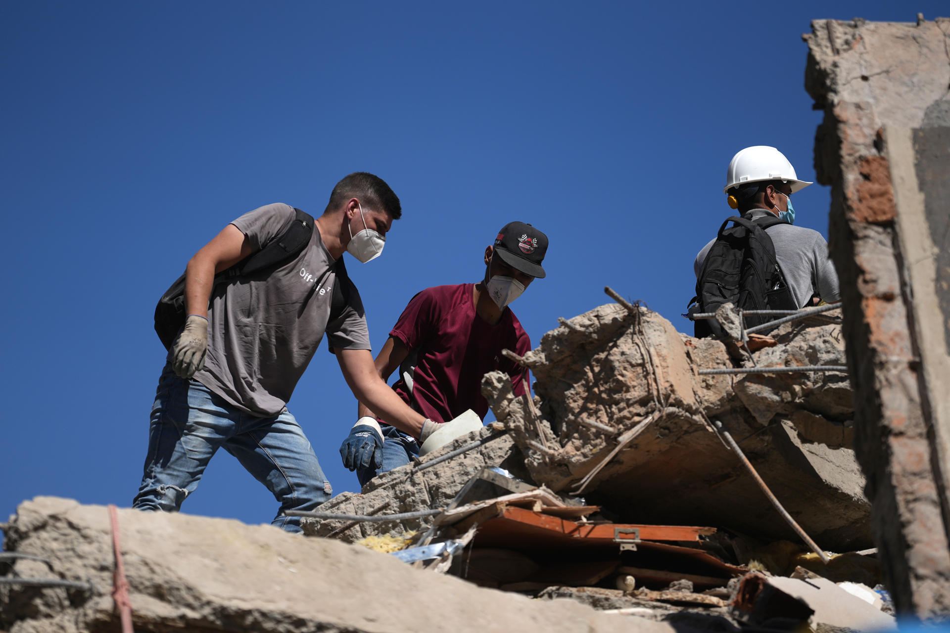 AME7690. CALI (COLOMBIA), 10/08/2026.- Personas trabajan en labores de rescate en una edificación colapsada por el terremoto de magnitud 7,4 que sacudió al país este lunes, en Cali (Colombia). EFE/ Ernesto Guzmán Jr