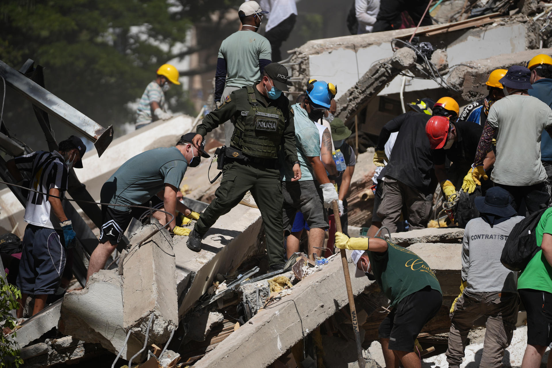AME7690. CALI (COLOMBIA), 10/08/2026.- Personas trabajan en labores de rescate en una edificación colapsada por el terremoto de magnitud 7,4 que sacudió al país este lunes, en Cali (Colombia). EFE/ Ernesto Guzmán Jr