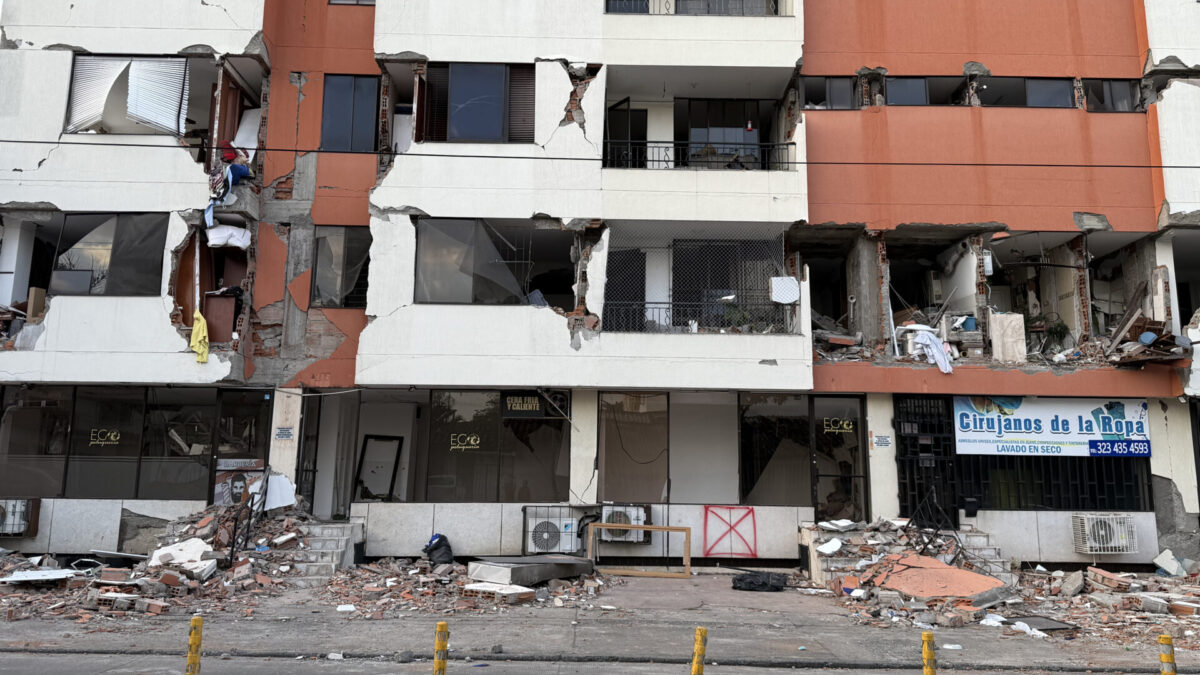 Imagenes de un edificio semidestruido en la zona de Cuarto de Legua, Cali
