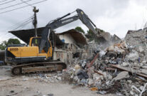 AME8708. QUIBDÓ (COLOMBIA), 13/08/2026.- Fotografía que muestra maquinaria removiendo escombros de una edificación afectada por el terremoto de magnitud 7,4 del pasado lunes, este miércoles en Quibdó (Colombia). En el Chocó, uno de los departamentos más pobres de Colombia, el terremoto de del pasado lunes agravó una crisis marcada por las deficiencias en salud, servicios públicos y atención estatal, lo que dificulta la respuesta a la emergencia y la atención de miles de damnificados. EFE/ Mauricio Dueñas Castañeda