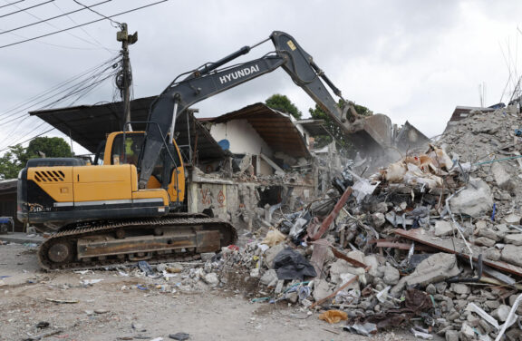 AME8708. QUIBDÓ (COLOMBIA), 13/08/2026.- Fotografía que muestra maquinaria removiendo escombros de una edificación afectada por el terremoto de magnitud 7,4 del pasado lunes, este miércoles en Quibdó (Colombia). En el Chocó, uno de los departamentos más pobres de Colombia, el terremoto de del pasado lunes agravó una crisis marcada por las deficiencias en salud, servicios públicos y atención estatal, lo que dificulta la respuesta a la emergencia y la atención de miles de damnificados. EFE/ Mauricio Dueñas Castañeda