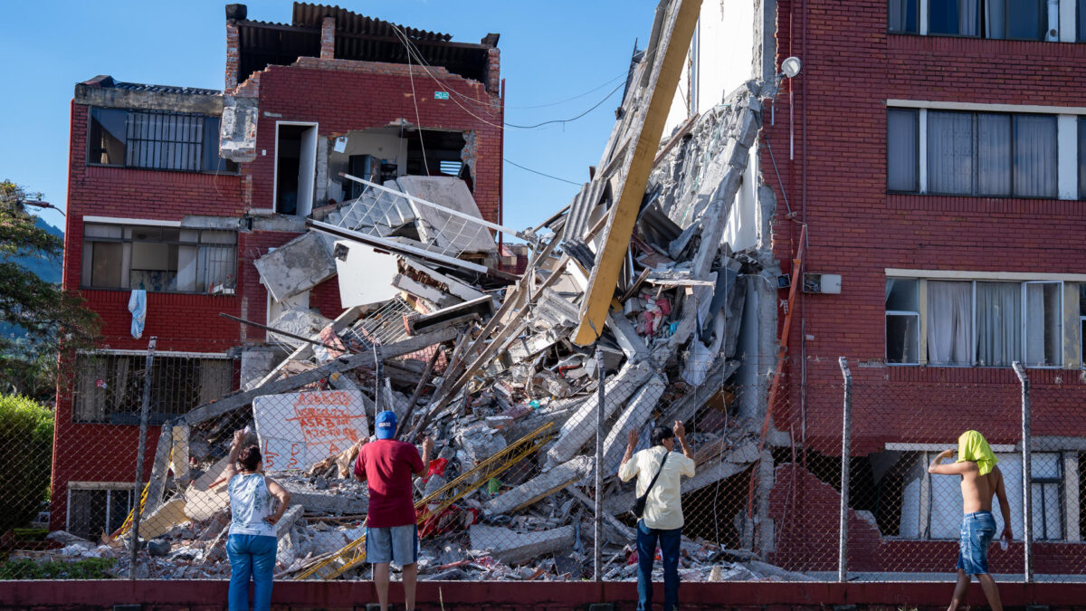 AME7881. PEREIRA (COLOMBIA), 10/08/2026.- Personas observan viviendas afectadas luego de un terremoto de magnitud 7,4 este lunes, en Pereira (Colombia). "Desde hoy a la seis de la tarde hemos decretado toque de queda hasta las cinco de la mañana para proteger el comercio de la ciudad. Este toque de queda será en el centro de Pereira, en la Comuna Universidad y en el subcentro Cuba", manifestó el alcalde de Pereira, Mauricio Salazar. EFE/ Leonardo Castañeda