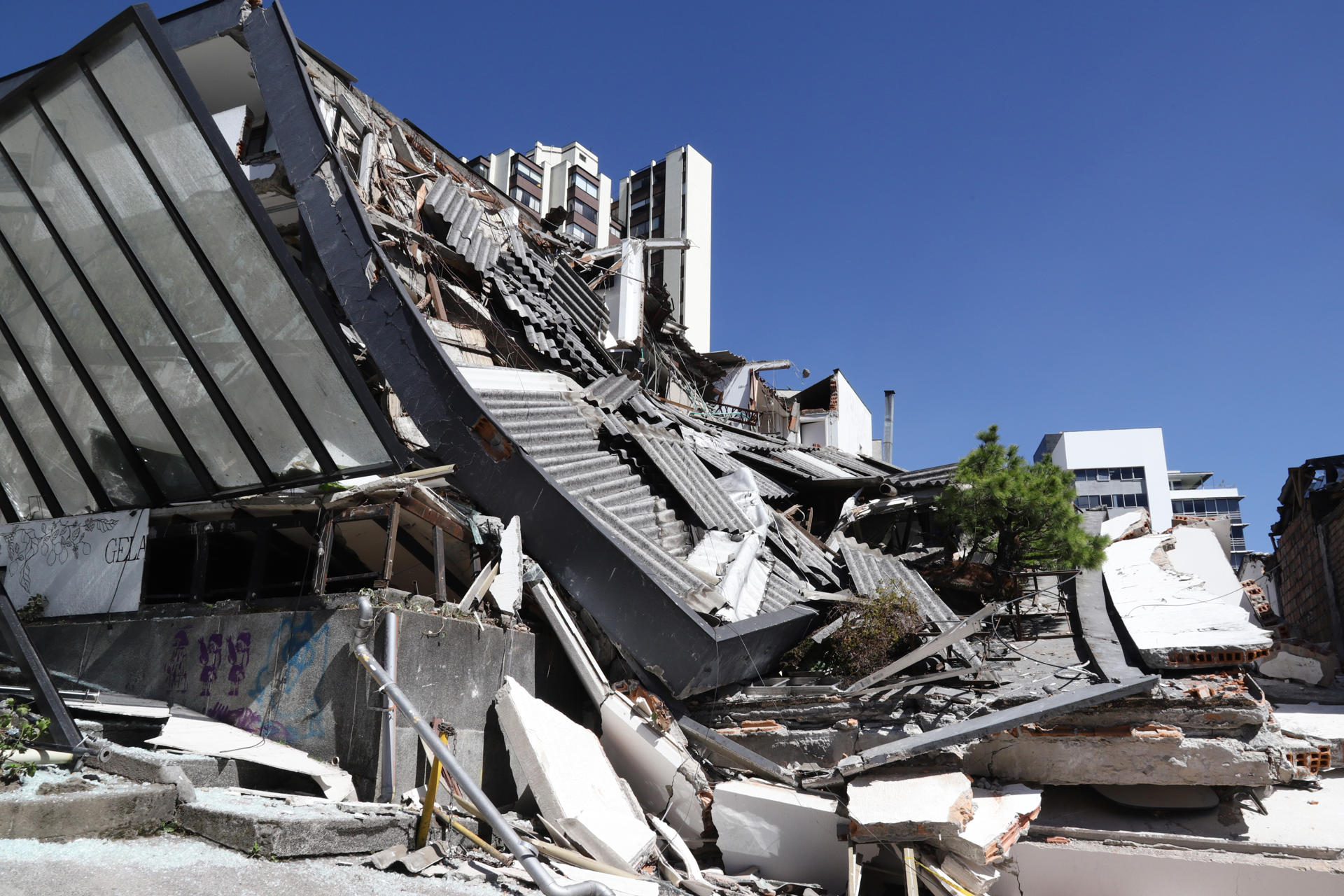 AME7780. MANIZALES (COLOMBIA), 10/08/2026.- Fotografía que muestra una edificación destruida por un terremoto de magnitud 7,4 este lunes, en Manizales (Colombia). El presidente de Colombia, Abelardo de la Espriella, afirmó que el terremoto que sacudió la mayor parte del país, deja una cifra parcial de 111 fallecidos y una gran destrucción en al menos cinco departamentos. EFE/ Juan Augusto Cardona