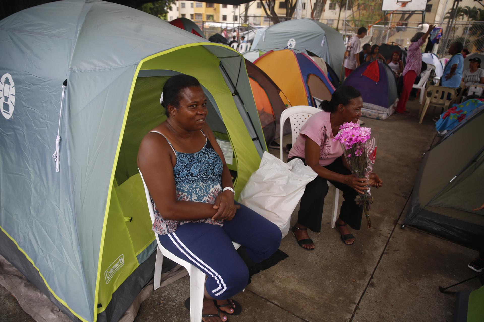 Personas permanecen en carpas frente a los edificios Chiminangos, los cuales presentan fallas estructurales y riesgo de colapso tras el terremoto de magnitud 7,4 ocurrido hace una semana, este lunes en Cali (Colombia). Colombia ha recibido más de 220 toneladas de ayuda humanitaria internacional tras el terremoto procedentes de naciones como El Salvador, México, España, Chile y Perú, informó la Cancillería. EFE/ Ernesto Guzmán