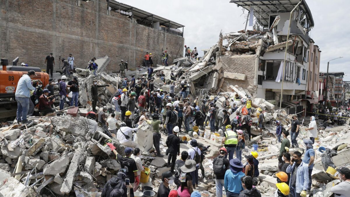 AME8355. PEREIRA (COLOMBIA), 12/08/2026.- Voluntarios realizan labores de búsqueda en edificaciones destruidas por el terremoto de magnitud 7,4 del pasado lunes, este miércoles en Pereira (Colombia). EFE/ Carlos Ortega