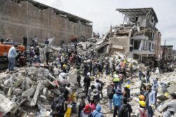 AME8355. PEREIRA (COLOMBIA), 12/08/2026.- Voluntarios realizan labores de búsqueda en edificaciones destruidas por el terremoto de magnitud 7,4 del pasado lunes, este miércoles en Pereira (Colombia). EFE/ Carlos Ortega