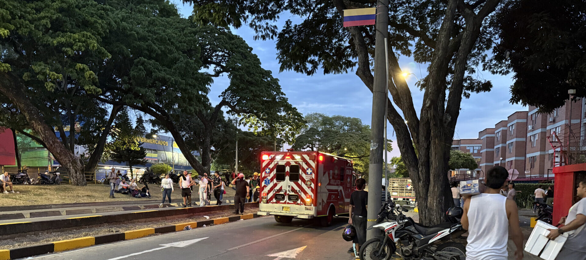 Ambulancia en camino hacia zona de emergencia en Cali para atender víctimas del terremoto