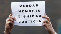 Representantes de diversas asociaciones de víctimas del terrorismo se han concentrado en Pamplona.