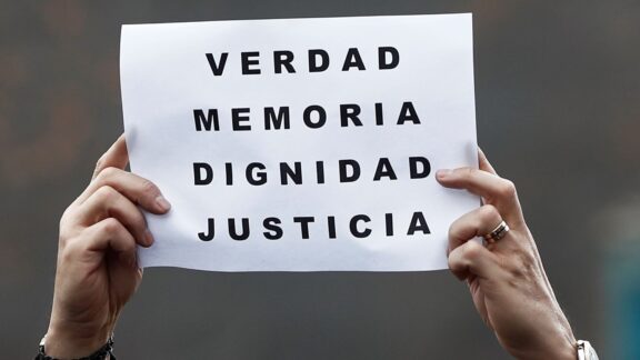 Representantes de diversas asociaciones de víctimas del terrorismo se han concentrado en Pamplona.