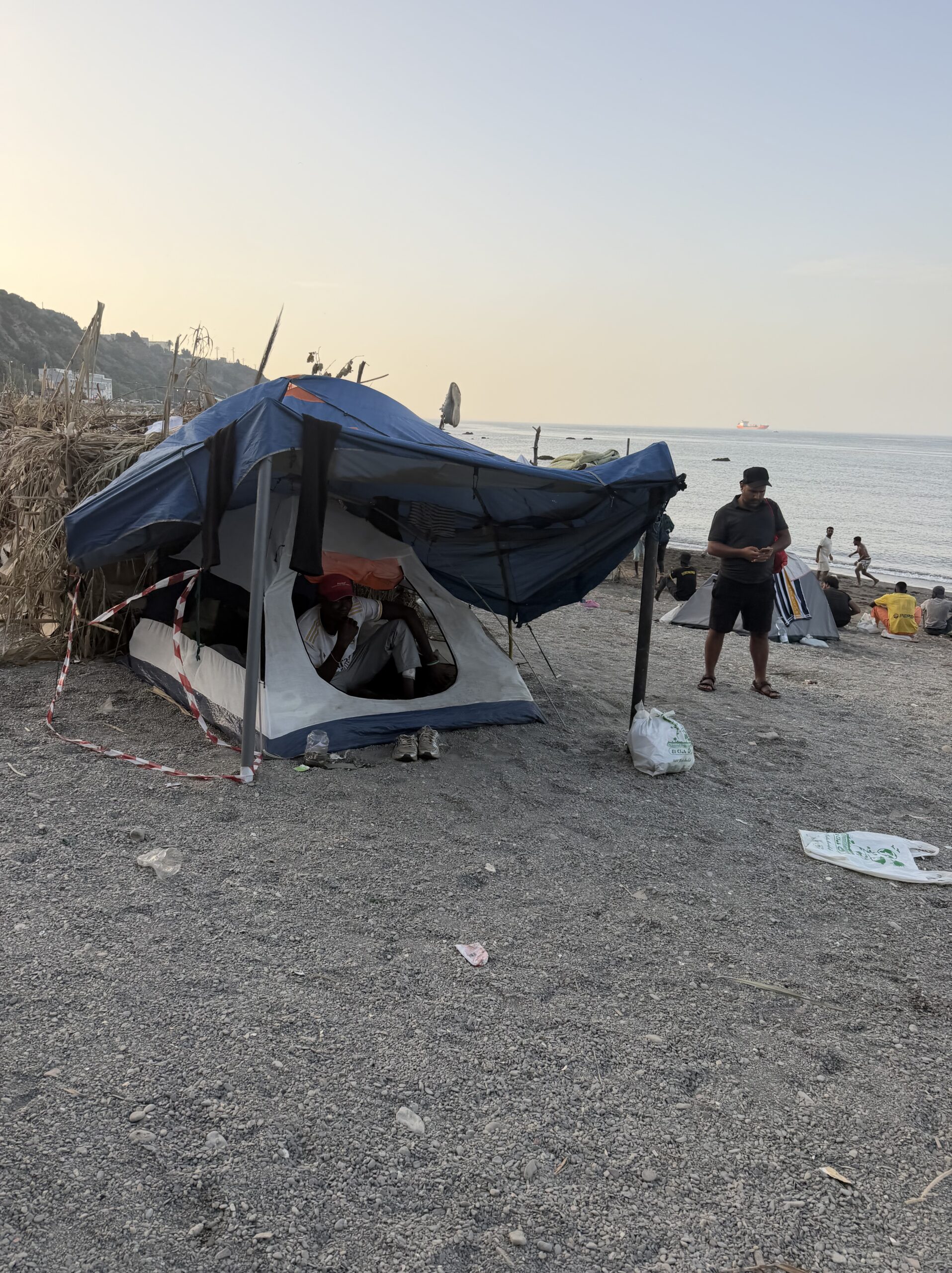 Uno de los vivacs que han levantado los subsaharianos en la playa de El Trampolín en Ceuta.