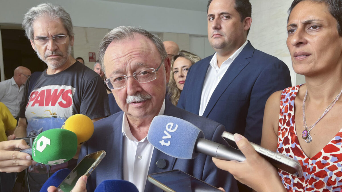CEUTA, 08/08/2026.-Juan Jesús Vivas, presidente de la Ciudad Autónoma de Ceuta, realiza declaraciones tras reunirse con la ministra de Juventud e Infancia, Sira Rego. Más de 1.300 menores permanecen en Ceuta nueve días después de la entrada irregular de 72.000 personas desde Marruecos, mientras las autoridades tratan de organizar su acogida antes de comenzar el proceso de reubicación en otras comunidades autónomas.EFE/ Reduan