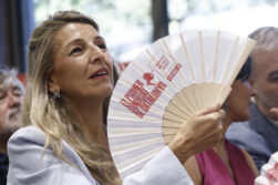 GRAFCAT4452. BARCELONA (ESPAÑA), 09/07/2026.-La vicepresidenta segunda y ministra de Trabajo, Yolanda Díaz, durante el acto de conmemoración este jueves en Barcelona del medio siglo de la asamblea general de CCOO de Barcelona de 1976, en un acto que contará con la presencia del presidente de la Generalitat, Salvador Illa.EFE/ Quique García