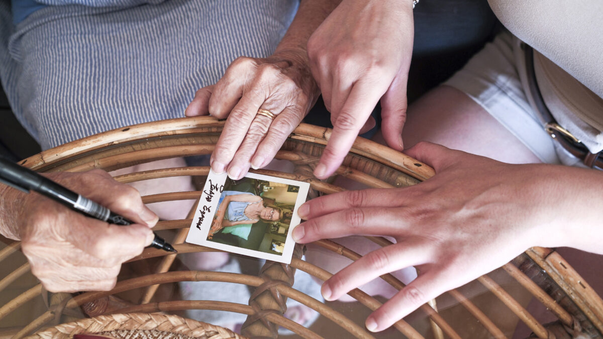 Manos alrededor de la fotografía instantánea
