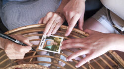 Manos alrededor de la fotografía instantánea
