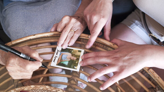 Manos alrededor de la fotografía instantánea