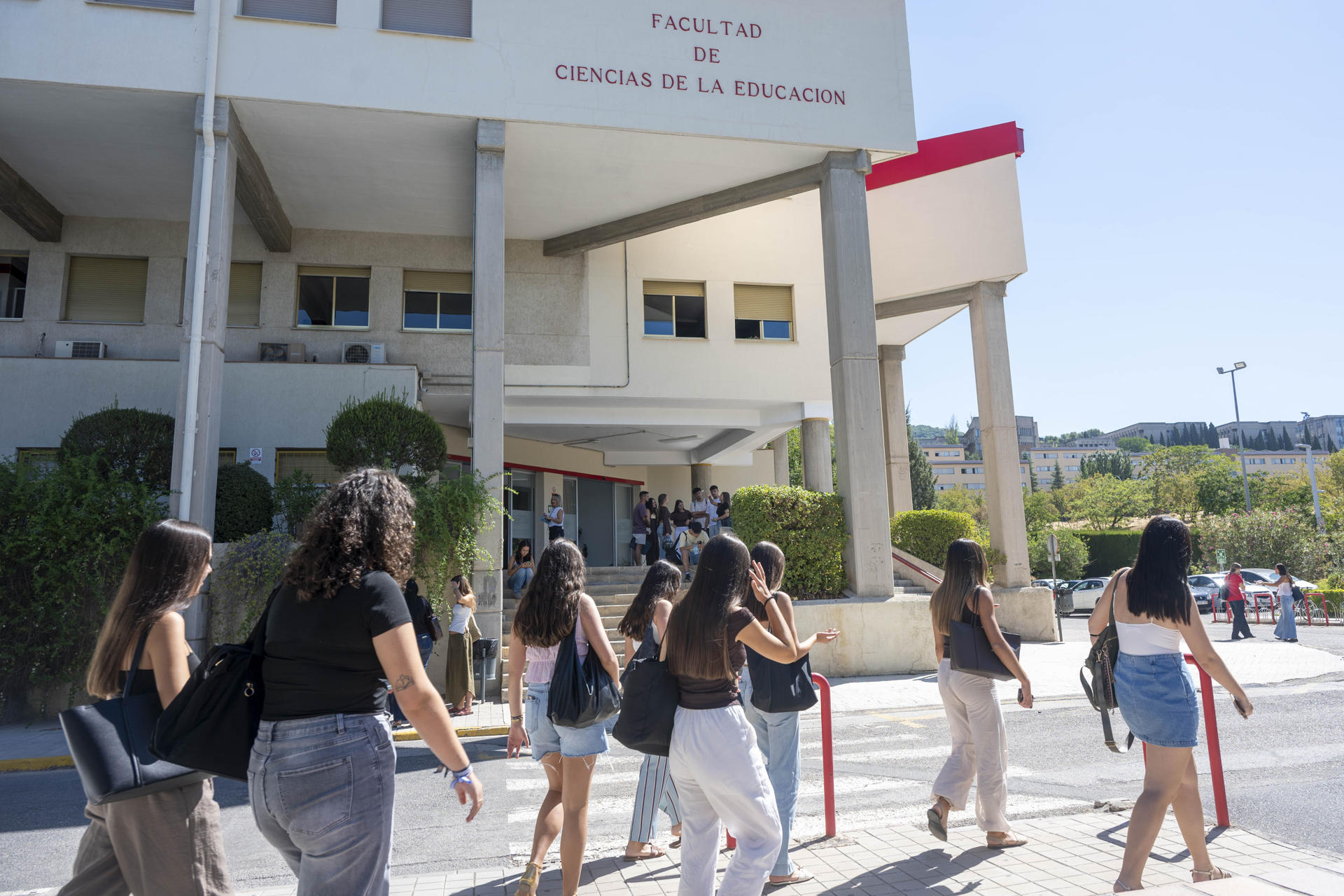 FOTODELDIA GRANADA (ESPAÑA), 14/09/2026.- Facultad de Ciencias de la Educación de la Universidad de Granada, donde estudiaba Claudia Tacoronte Aguilera, asesinada ayer en el estado mexicano de Morelos, donde realizaba un intercambio académico. La comunidad educativa se ha concentrado este lunes en el centro para mostrar su repulsa y guardar duelo por el asesinato de la joven. EFE/ Miguel Angel Molina