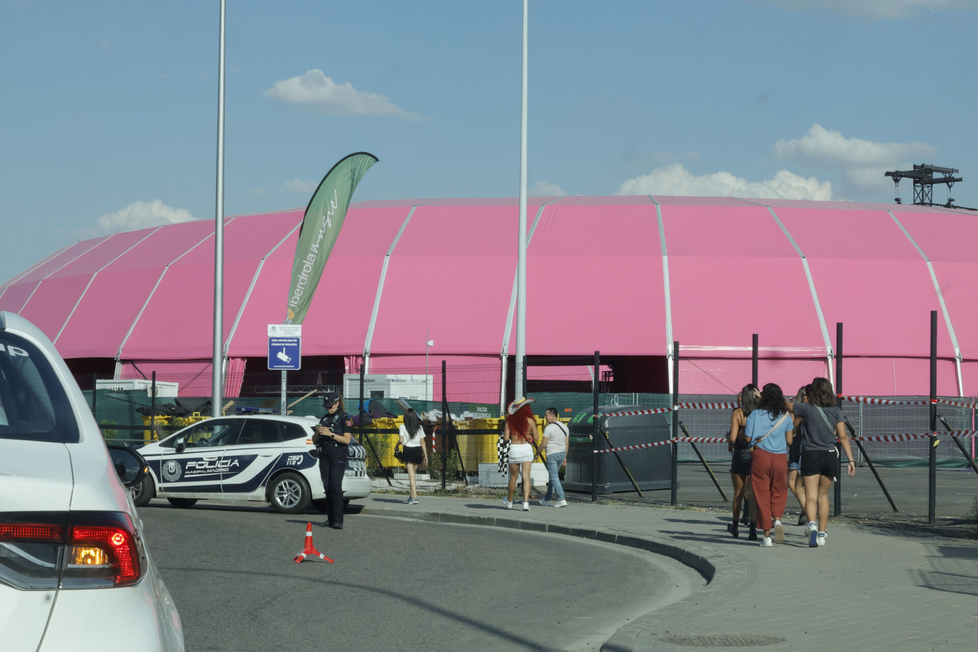 MADRID, 18/09/2026.- Vista de la entrada al parque temático Macondo Park que acogerá los conciertos de la cantante colombiana Shakira desde este viernes, en Madrid. EFE/ Víctor Lerena
