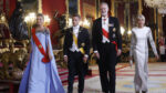 Glamour real en Madrid: la Reina Letizia cautiva a la prensa internacional con un vestido azul hielo de Carolina Herrera