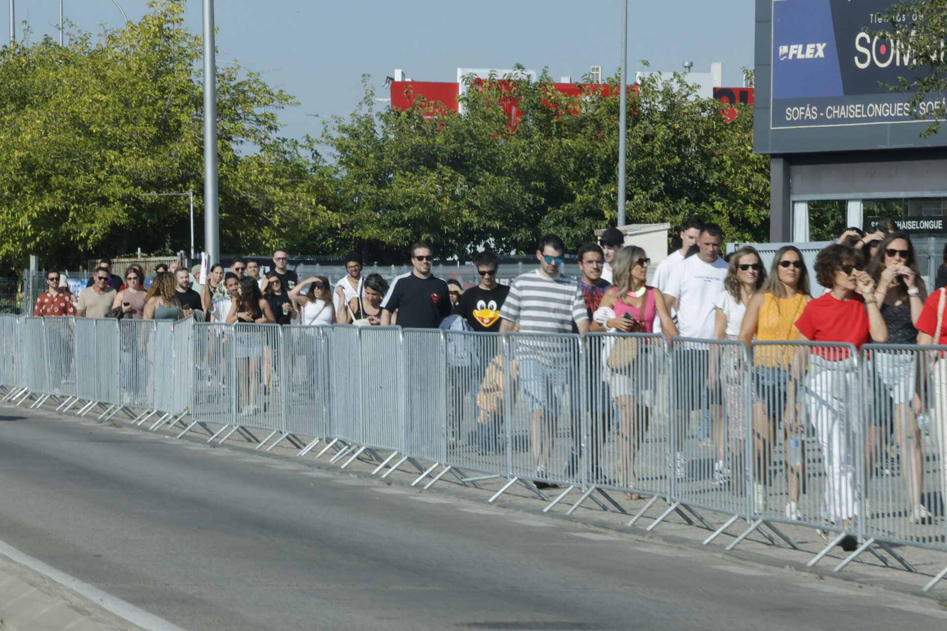 MADRID, 18/09/2026.- Grupos de personas hacen fila para entrar al parque temático Macondo Park que acogerá los conciertos de la cantante colombiana Shakira desde este viernes, en Madrid. EFE/ Víctor Lerena