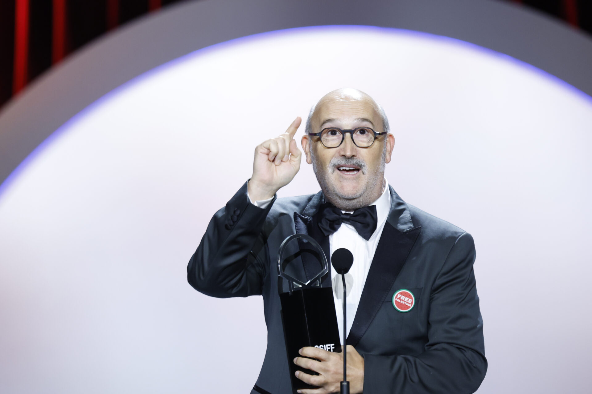 SAN SEBASTIÁN, 26/09/2026.- El actor Javier Cámara obtiene la Concha de Plata a la mejor interpretación de reparto por su papel en la película ´5 minutos mas´, este sábado en de la gala de clausura de la 74 edición del Festival de Cine de San Sebastián. EFE/Juan Herrero