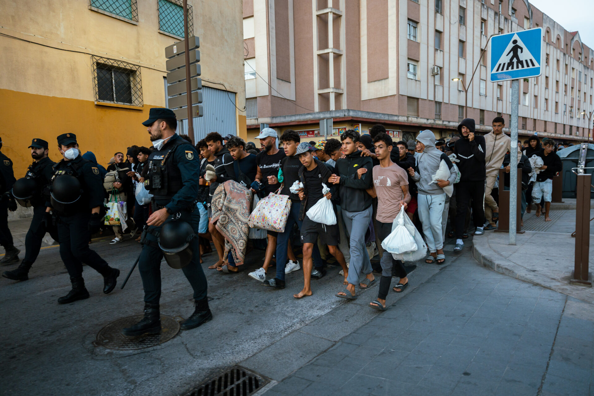 El Gobierno crea 800 plazas en un nuevo centro en Ceuta para reubicar a los inmigrantes de la playa El Trampolín