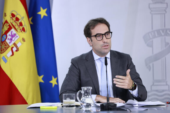 MADRID, 01/09/2026.- El vicepresidente primero y ministro de Economía, Comercio y Empresa, Carlos Cuerpo, ofrece una rueda de prensa posterior a la reunión del Consejo de Ministros, este martes. EFE/Chema Moya