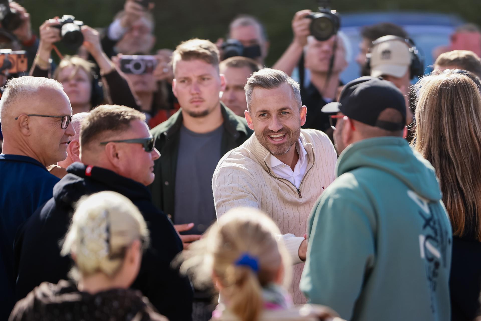 TANGERMUENDE (Germany), 06/09/2026.- The far-right Alternative for Germany (AfD) party's lead candidate in Saxony-Anhalt, Ulrich Siegmund, greets onlookers as he arrives to vote at a polling station in Tangermuende, Germany, 06 September 2026. Voters in Saxony-Anhalt are casting ballots to elect a new state parliament. (Elecciones, Alemania) EFE/EPA/CLEMENS BILAN