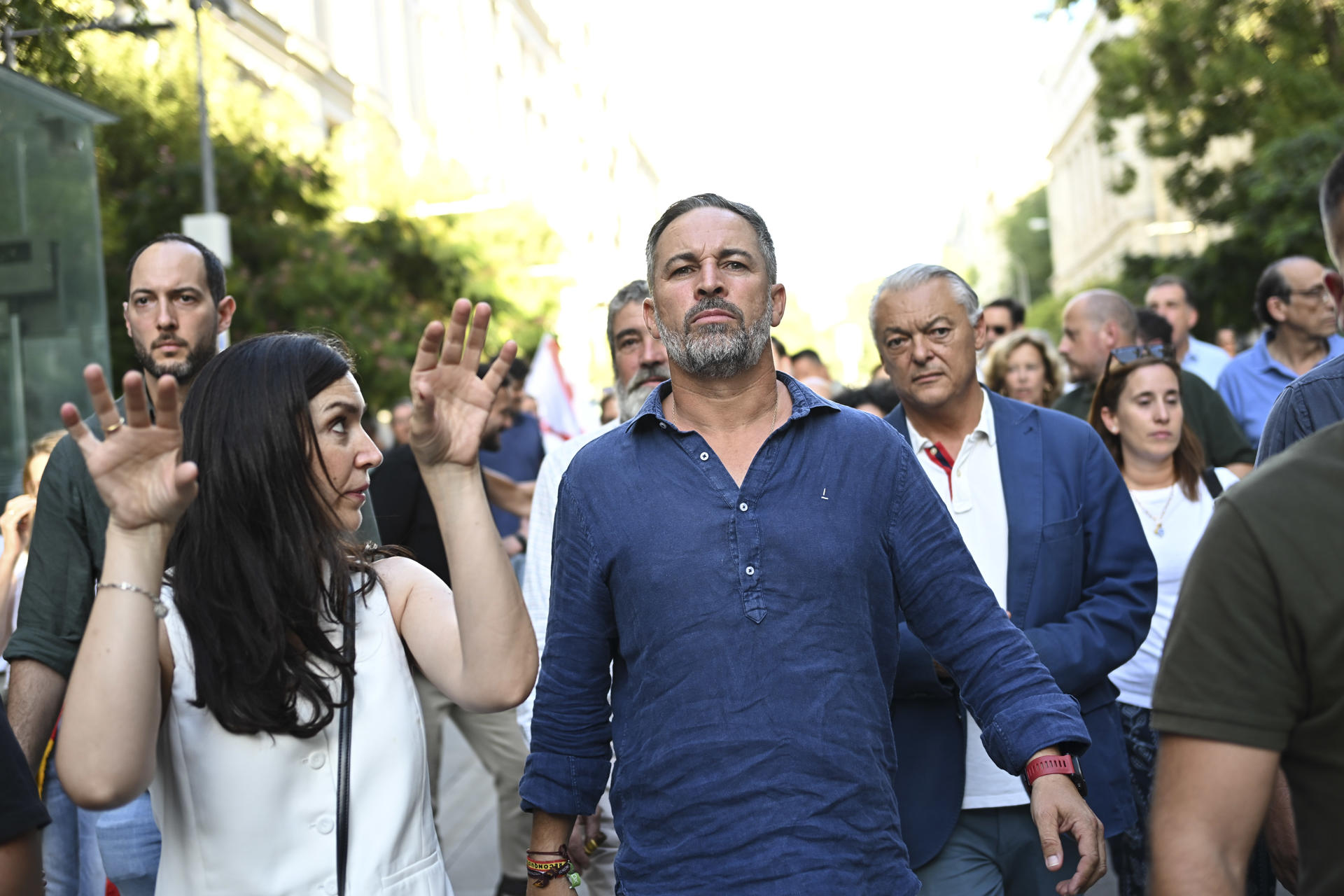 MADRID, 02/09/2026.- El líder de Vox, Santiago Abascal (c), asiste a la manifestación con motivo del Día de Ceuta en Madrid, convocada este miércoles ante todos los ayuntamientos de España. EFE/ Fernando Villar
