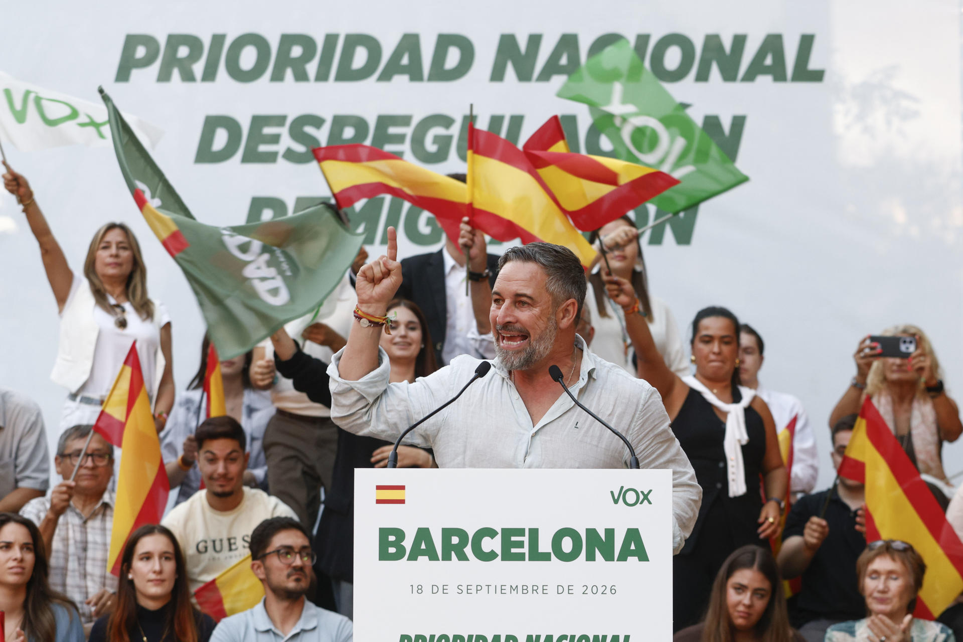 BARCELONA, 18/09/2026.- El líder de Vox, Santiago Abascal, protagoniza un acto político este viernes en Barcelona. EFE/ Quique García