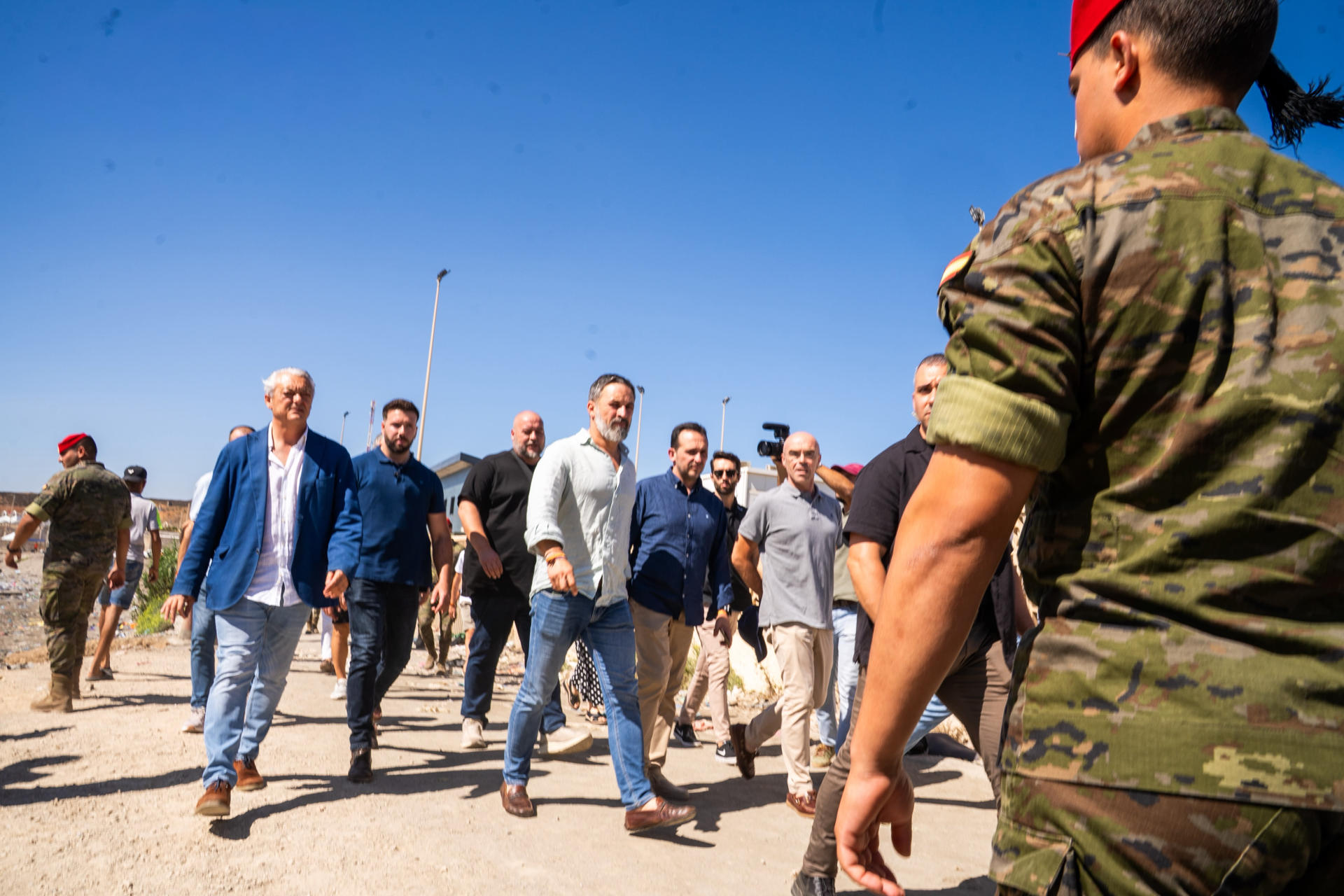 CEUTA, 02/08/2026.- El presidente de Vox, Santiago Abascal (c) tras hacer unas declaraciones este domingo en Ceuta, en las que ha pedido la militarización de la frontera de Ceuta con Marruecos y ha culpado de la crisis migratoria al presidente del Gobierno, Pedro Sánchez. EFE/Reduan