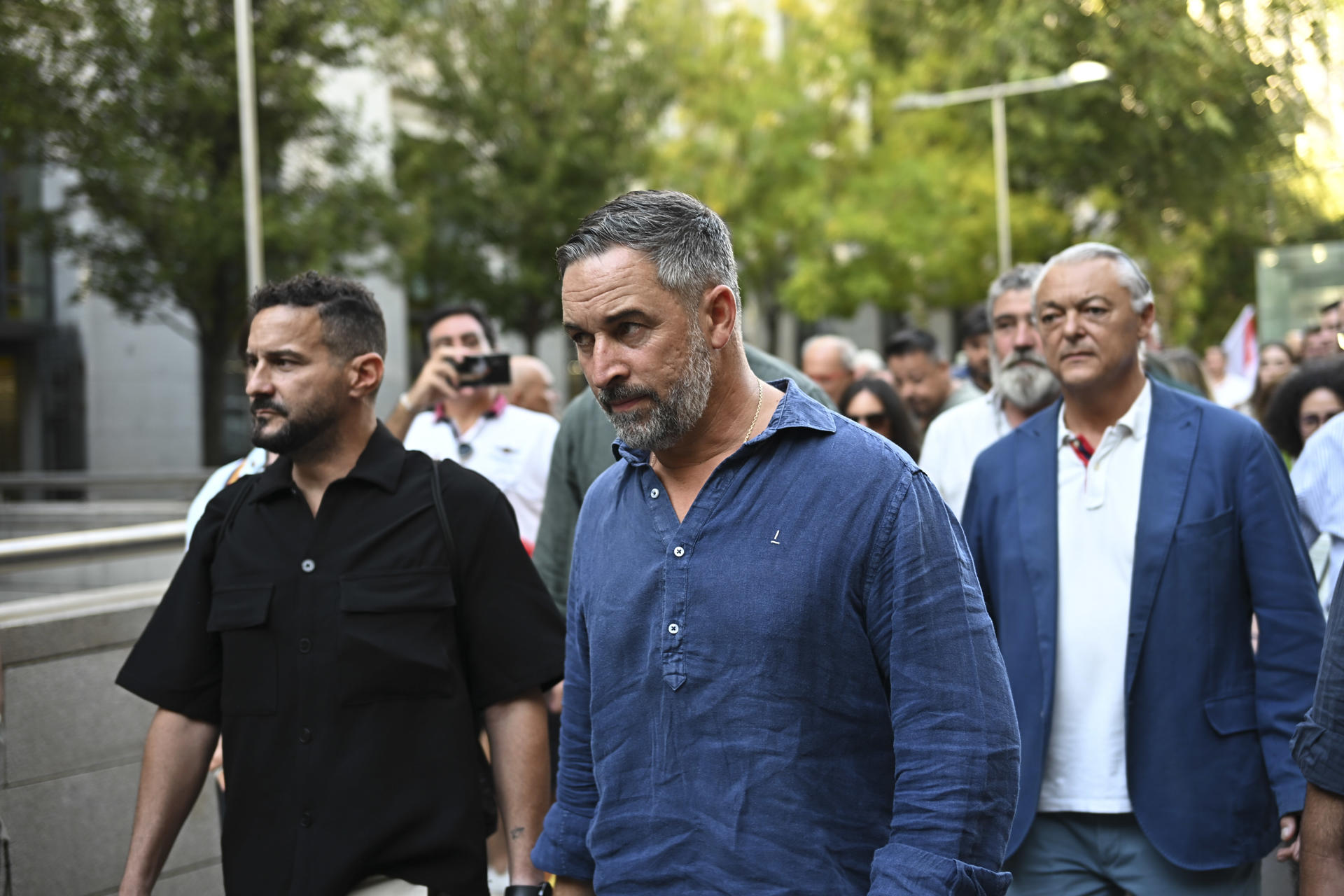 MADRID, 02/09/2026.- El líder de Vox, Santiago Abascal (c), asiste a la manifestación con motivo del Día de Ceuta en Madrid, convocada este miércoles ante todos los ayuntamientos de España. EFE/ Fernando Villar