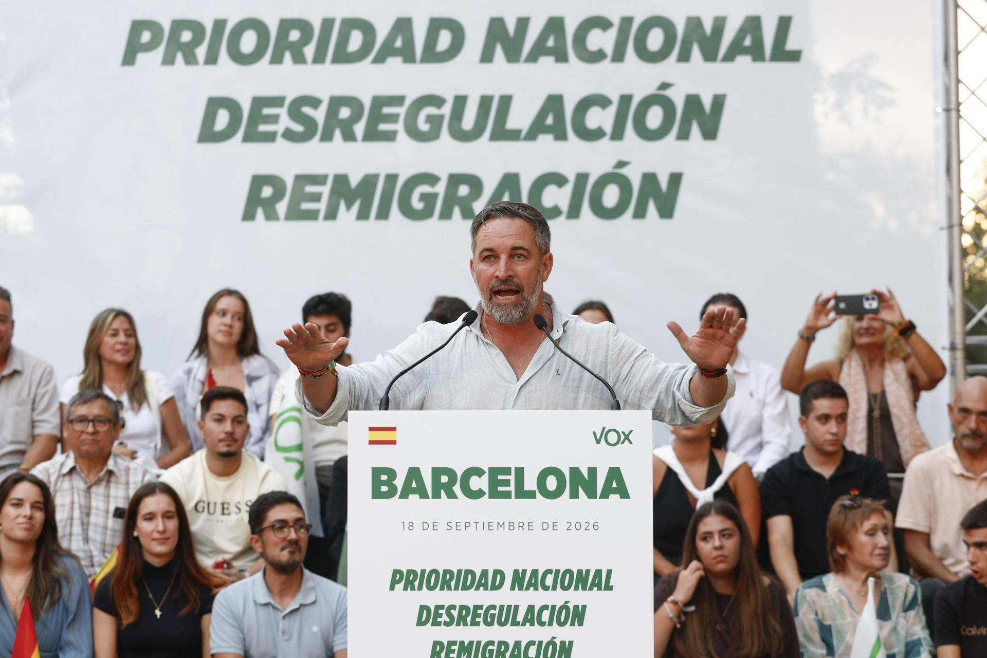 BARCELONA, 18/09/2026.- El líder de Vox, Santiago Abascal, protagoniza un acto político este viernes en Barcelona. EFE/ Quique García