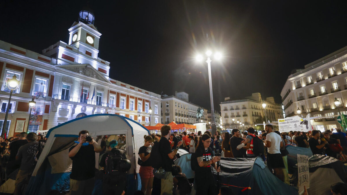 MADRID, 26/09/2026.-Centenares de personas han acampado la noche de este sábado en la Puerta del Sol de Madrid al término de la manifestación para protestar por el desahucio de Maricarmen, la anciana que tuvo que abandonar su vivienda de alquiler tras 70 años en la misma, y reclamar medidas efectivas para frenar la crisis de la vivienda. El Sindicato de Inquilinas ha hecho un llamamiento a acampar en Sol al finalizar la manifestación que ha tenido lugar esta tarde: "Acampada en Sol por el derecho a la vivienda. No aguantamos más. O cae el rentismo, o cae el gobierno. ¡Todo el mundo a Sol!", ha apuntado el Sindicato en un mensaje en su cuenta de X.- EFE/ Javier Lizón