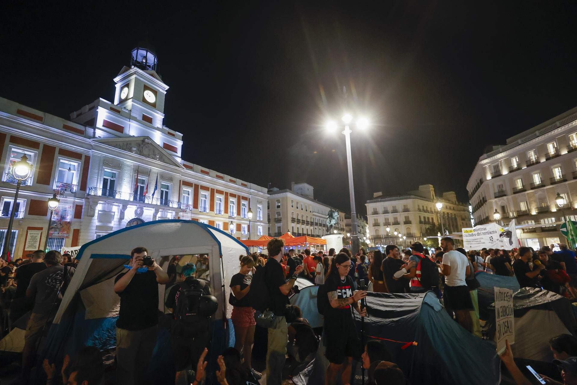 MADRID, 26/09/2026.-Centenares de personas han acampado la noche de este sábado en la Puerta del Sol de Madrid al término de la manifestación para protestar por el desahucio de Maricarmen, la anciana que tuvo que abandonar su vivienda de alquiler tras 70 años en la misma, y reclamar medidas efectivas para frenar la crisis de la vivienda. El Sindicato de Inquilinas ha hecho un llamamiento a acampar en Sol al finalizar la manifestación que ha tenido lugar esta tarde: "Acampada en Sol por el derecho a la vivienda. No aguantamos más. O cae el rentismo, o cae el gobierno. ¡Todo el mundo a Sol!", ha apuntado el Sindicato en un mensaje en su cuenta de X.- EFE/ Javier Lizón