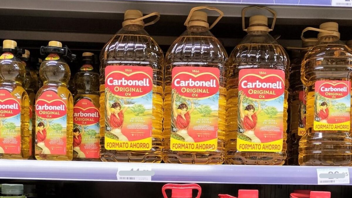 Aceite de oliva 'Carbonell' en el súper.
