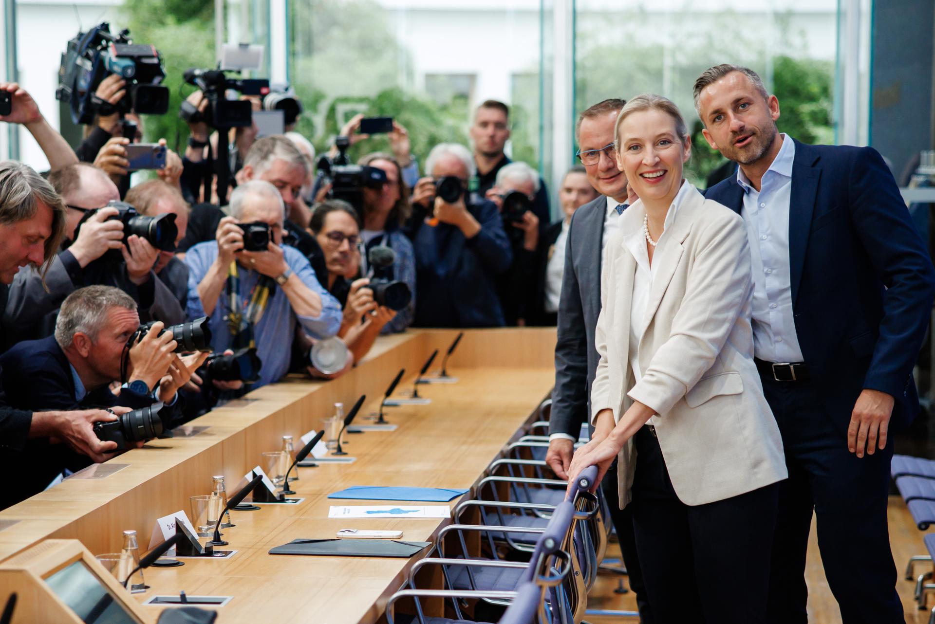FOTODELDÍA Berlín (Alemania), 07/09/2026.- (De izquierda a derecha) Tino Chrupalla, copresidente del grupo parlamentario y del partido Alternativa para Alemania (AfD), Alice Weidel, copresidenta del grupo parlamentario y del partido AfD, y Ulrich Siegmund, principal candidato de la AfD en Sajonia-Anhalt, posan para los medios durante una rueda de prensa en Berlín, Alemania. La rueda de prensa tuvo lugar un día después de las elecciones estatales de Sajonia-Anhalt, en las que la AfD obtuvo una amplia victoria. EFE/ Clemens Bilan