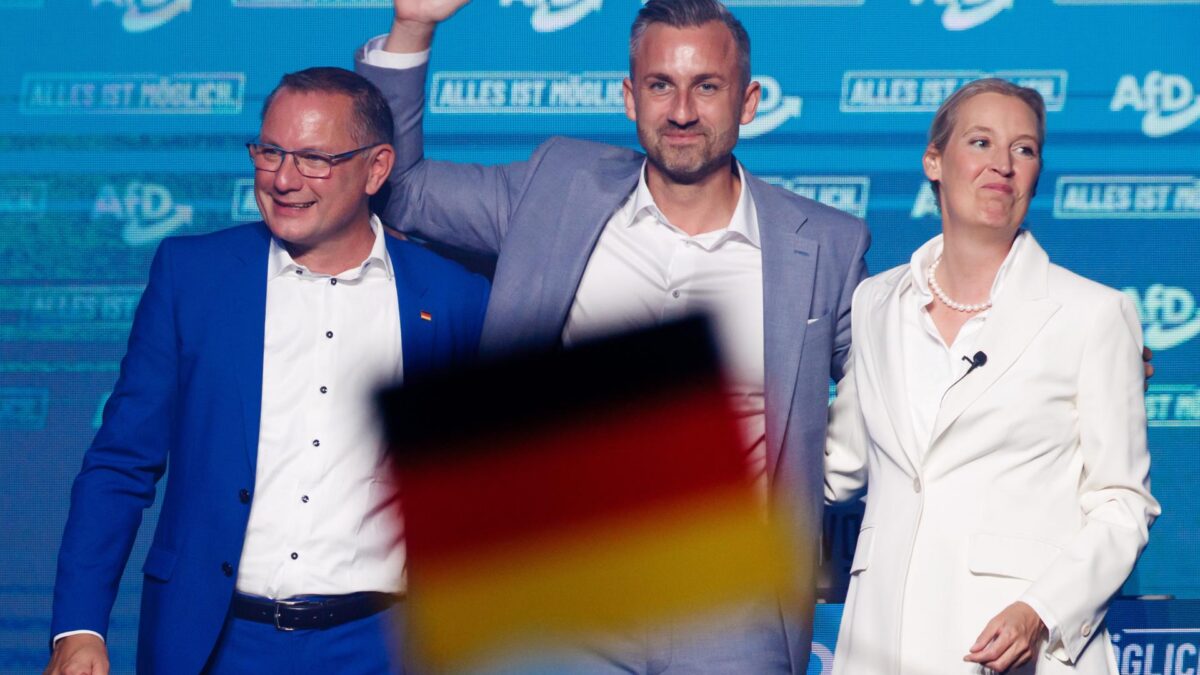 Magdeburg (Germany), 05/09/2026.- Top candidate of the far-right Alternative for Germany (AfD) party in Saxony-Anhalt Ulrich Siegmund (C) poses with Alternative for Germany (AfD) party and parliamentary group co-chairwoman Alice Weidel (R) and Alternative for Germany (AfD) party and parliamentary group co-chairman Tino Chrupalla (L) during the final campaigning event of the Alternative for Germany party (AfD) in Magdeburg, Germany, 05 September 2026. The regional state election in Saxony-Anhalt is held on 06 September 2026. (Elecciones, Alemania, Magdeburgo) EFE/EPA/CLEMENS BILAN