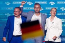 Magdeburg (Germany), 05/09/2026.- Top candidate of the far-right Alternative for Germany (AfD) party in Saxony-Anhalt Ulrich Siegmund (C) poses with Alternative for Germany (AfD) party and parliamentary group co-chairwoman Alice Weidel (R) and Alternative for Germany (AfD) party and parliamentary group co-chairman Tino Chrupalla (L) during the final campaigning event of the Alternative for Germany party (AfD) in Magdeburg, Germany, 05 September 2026. The regional state election in Saxony-Anhalt is held on 06 September 2026. (Elecciones, Alemania, Magdeburgo) EFE/EPA/CLEMENS BILAN